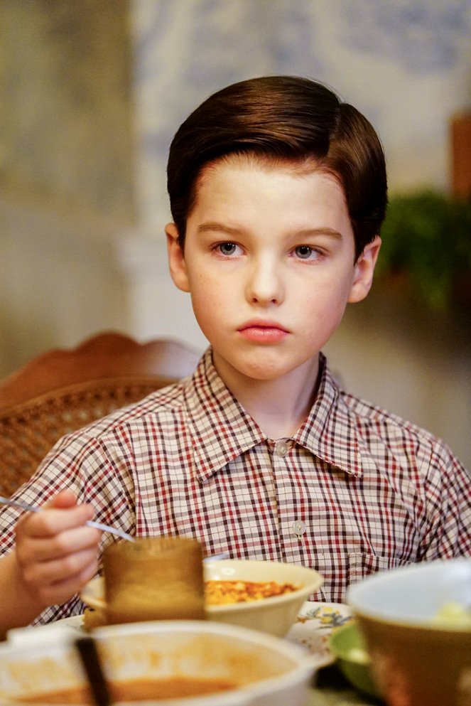 Jovem Sheldon - Salada de batata, uma vassoura e o uísque do papai - Do filme - Iain Armitage