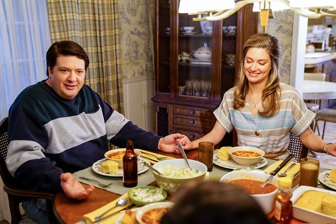 Jovem Sheldon - Salada de batata, uma vassoura e o uísque do papai - Do filme - Lance Barber, Zoe Perry