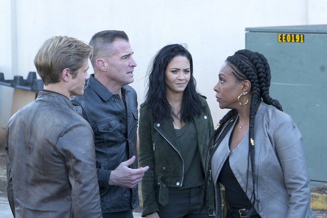 MacGyver - Riley + Airplane - Photos - Lucas Till, George Eads, Tristin Mays