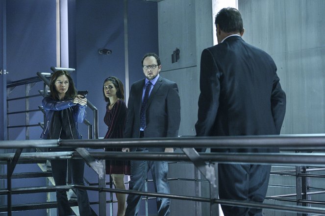 Beauty and the Beast - Means to an End - Photos - Kristin Kreuk, Nicole Gale Anderson, Austin Basis