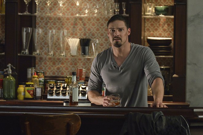 Beauty and the Beast - Season 4 - No Way Out - Photos - Jay Ryan