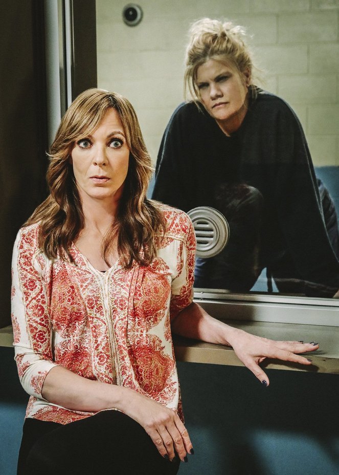 Mom - Season 5 - Crazy Snakes and a Clog to the Head - Photos - Allison Janney
