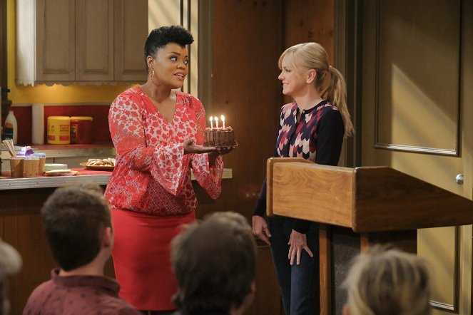 Mom - Season 5 - Diamond Earrings and a Pumpkin Head - Photos - Yvette Nicole Brown, Anna Faris