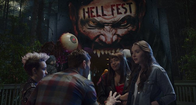 Horror Park - Filmfotók - Bex Taylor-Klaus, Reign Edwards, Amy Forsyth