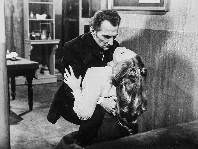 Frankenstein Must Be Destroyed - Z filmu - Peter Cushing, Veronica Carlson