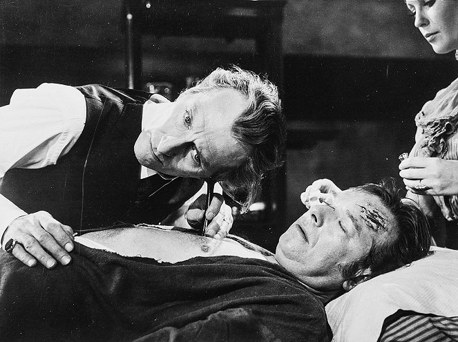 Frankenstein Must Be Destroyed - Z filmu - Peter Cushing