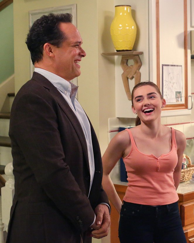 American Housewife - Season 2 - Back to School - Photos - Diedrich Bader, Meg Donnelly