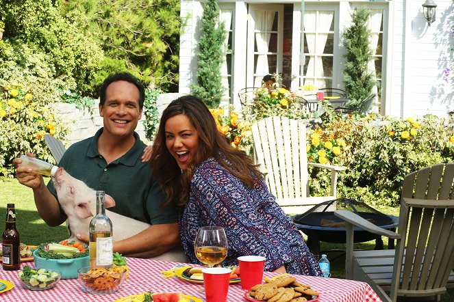 American Housewife - Season 2 - Cochon qui s’en dédit - Tournage - Diedrich Bader, Katy Mixon