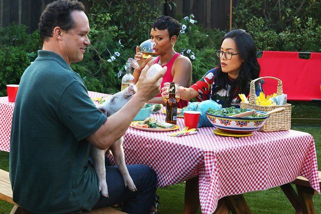 American Housewife - Season 2 - Boar-Dain - Photos - Diedrich Bader, Carly Hughes, Ali Wong
