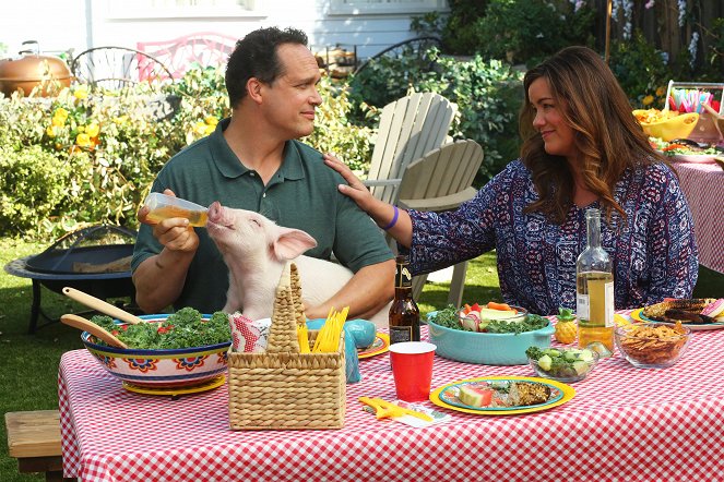 American Housewife - Season 2 - Boar-Dain - Photos - Diedrich Bader, Katy Mixon