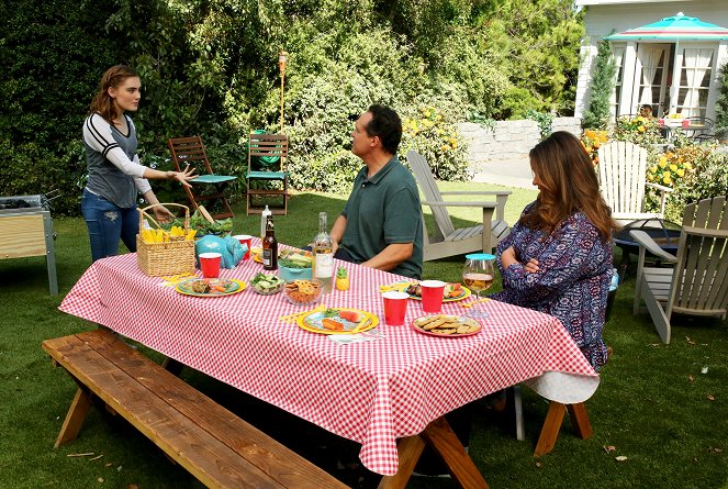 American Housewife - Season 2 - Boar-Dain - Kuvat elokuvasta - Meg Donnelly, Diedrich Bader, Katy Mixon