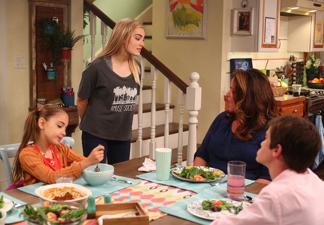 American Housewife - Season 2 - The Uprising - Photos - Julia Butters, Meg Donnelly, Katy Mixon