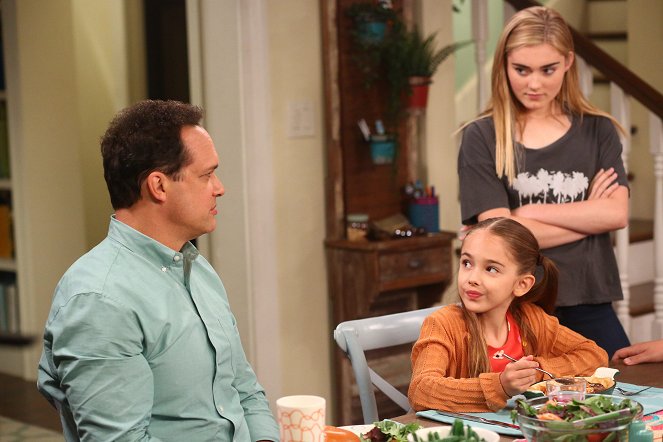 American Housewife - The Uprising - Photos - Diedrich Bader, Julia Butters, Meg Donnelly