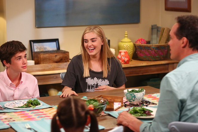 American Housewife - The Uprising - Photos - Daniel DiMaggio, Meg Donnelly