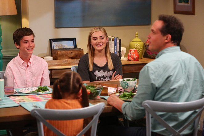 American Housewife - The Uprising - De la película - Daniel DiMaggio, Meg Donnelly, Diedrich Bader