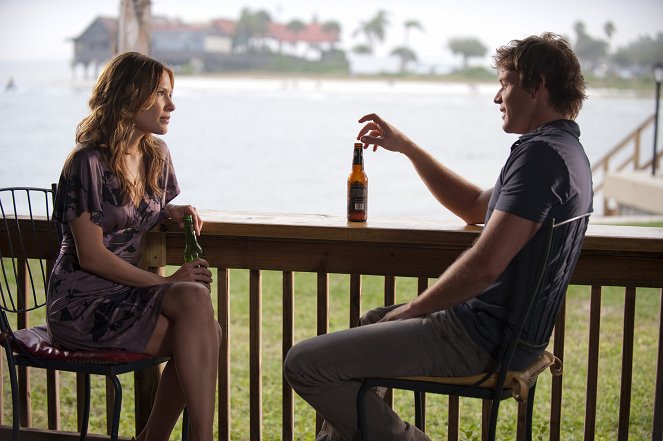 The Glades - Season 1 - Pilot - Photos - Kiele Sanchez, Matt Passmore