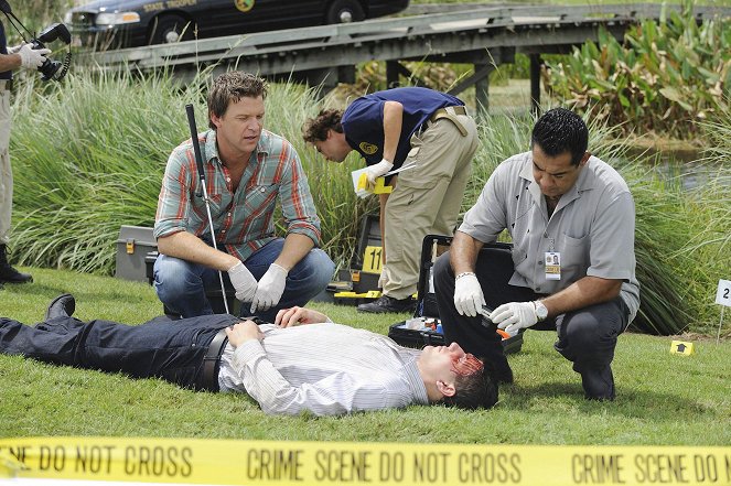 The Glades - Season 1 - Breaking 80 - Photos - Matt Passmore, Carlos Gómez