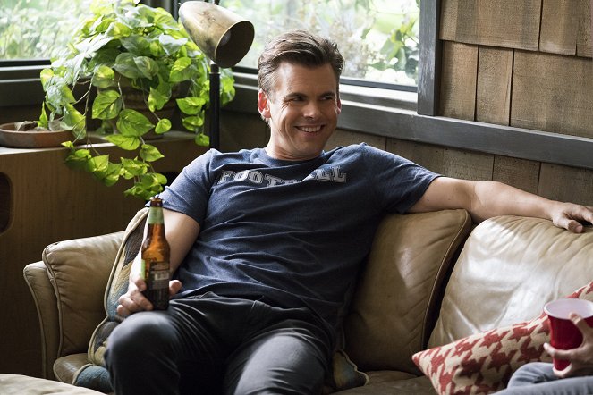 Casual - Season 4 - The Last Super Bowl - Photos - Tommy Dewey