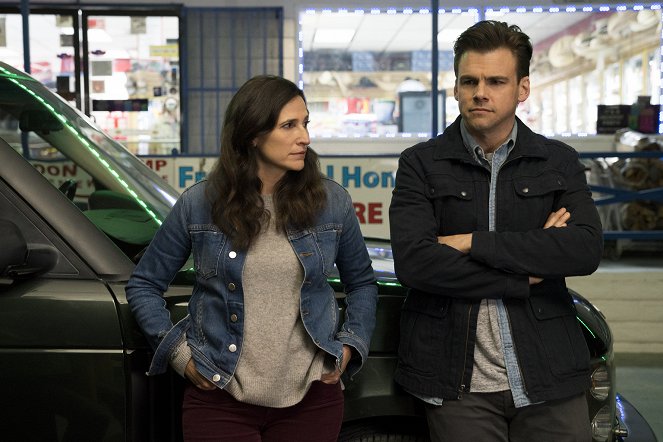 Casual - Polytropos - Photos - Michaela Watkins, Tommy Dewey