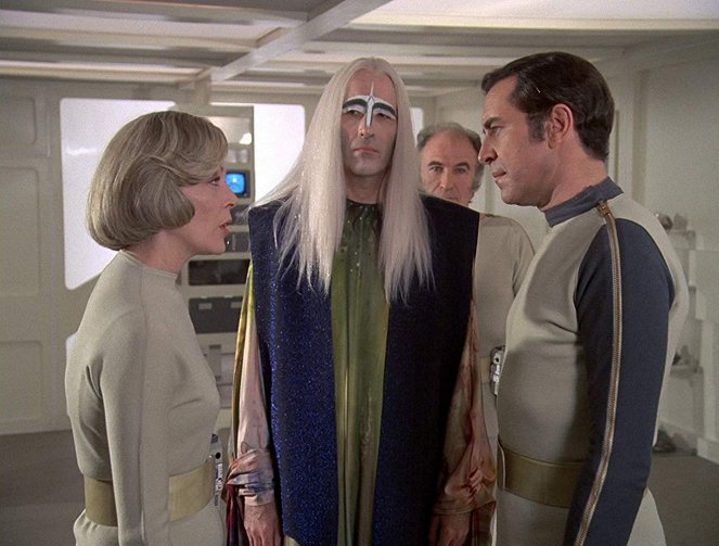 Kosmos 1999 - Earthbound - Z filmu - Barbara Bain, Christopher Lee, Martin Landau