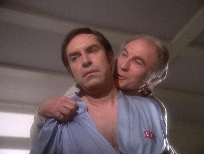 Mondbasis Alpha 1 - Missing Link - Filmfotos - Martin Landau, Barry Morse