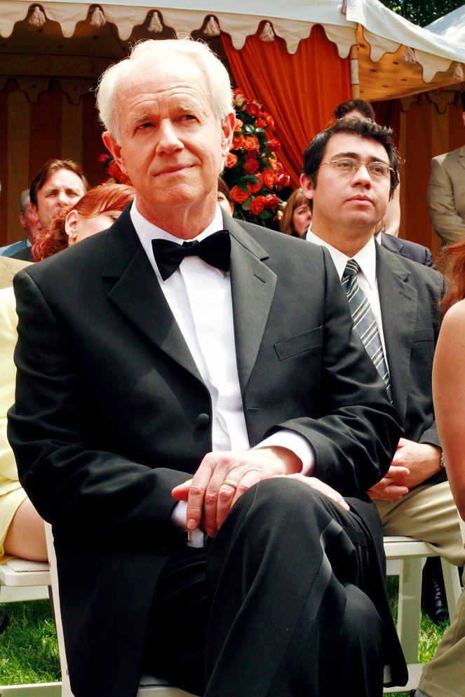 Desperate Housewives - Getting Married Today - Photos - Mike Farrell
