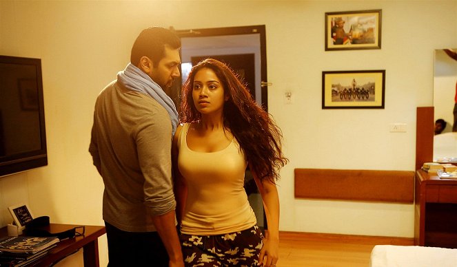 Tik Tik Tik - Z filmu - Jeyam Ravi, Nivetha Pethuraj