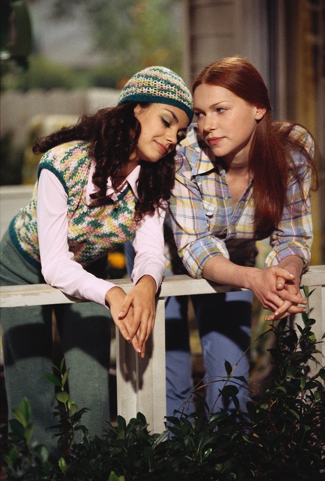 That '70s Show - Drive-in - Photos - Mila Kunis, Laura Prepon