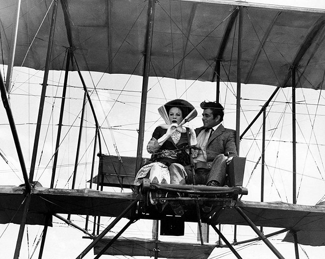 Nuo mainiot miehet lentävissä koneissaan - Kuvat elokuvasta - Sarah Miles, Stuart Whitman