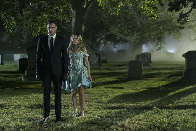 Into the Dark - Halloween - Filmfotos - Tom Bateman, Rebecca Rittenhouse