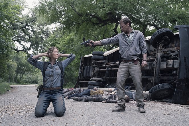 Fear the Walking Dead - Weak - De la película - Jenna Elfman, Charles Harrelson