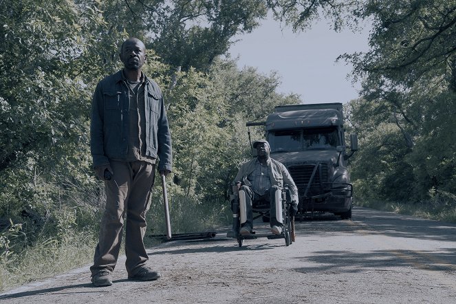 Fear the Walking Dead - Słabość - Z filmu - Lennie James, Daryl Mitchell