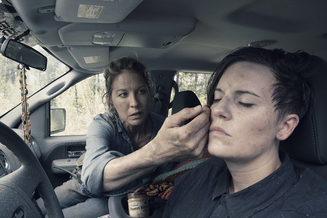 Fear the Walking Dead - Schwach - Filmfotos - Jenna Elfman, Maggie Grace