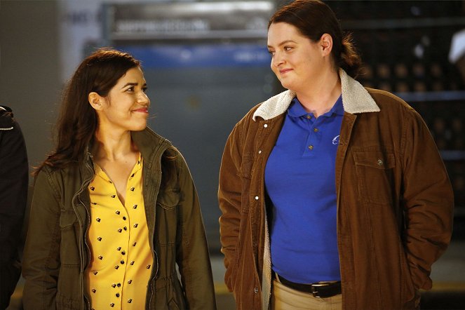 Superstore - Shoplifter - Van film - America Ferrera, Lauren Ash