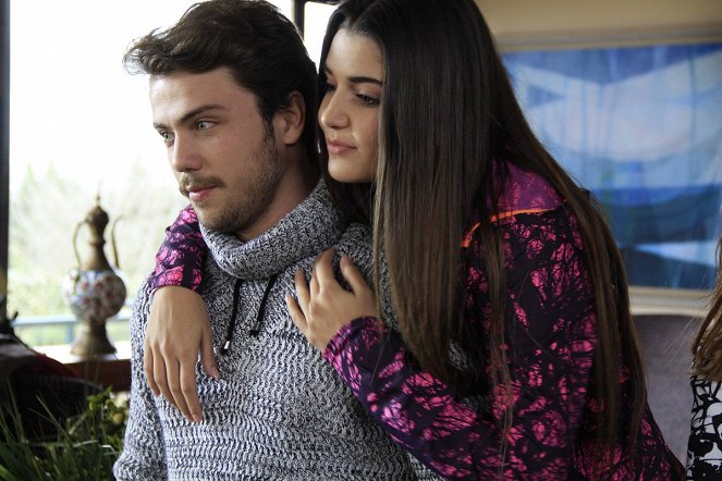 Sunshine Girls - Episode 25 - Photos - Tolga Sarıtaş, Hande Erçel