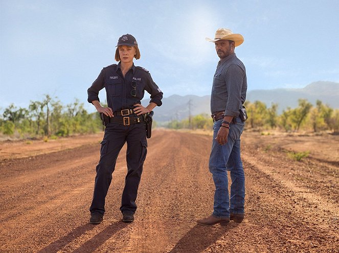 Mystery Road - Verschwunden im Outback - Werbefoto - Judy Davis, Aaron Pedersen