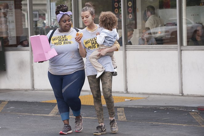 SMILF - Deep-Dish Pizza & a Shot of Holy Water - Photos - Raven Goodwin, Frankie Shaw