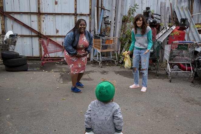 SMILF - Family-Sized Popcorn & a Can of Wine - Photos - Raven Goodwin, Frankie Shaw