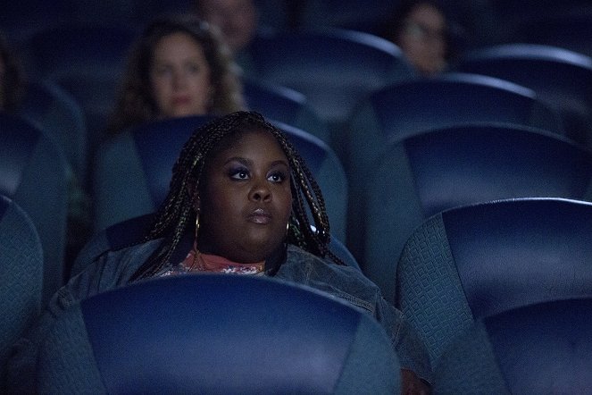 SMILF - Family-Sized Popcorn & a Can of Wine - Photos - Raven Goodwin