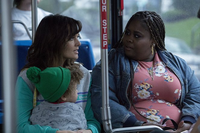 SMILF - Family-Sized Popcorn & a Can of Wine - Photos - Frankie Shaw, Raven Goodwin