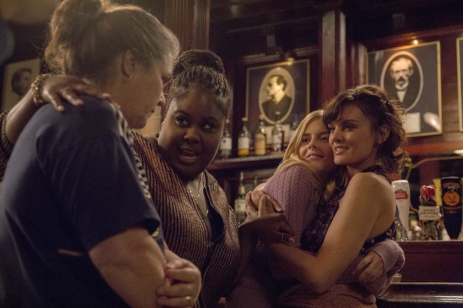SMILF - Mark's Lunch & Two Cups of Coffee. - Photos - Rosie O'Donnell, Raven Goodwin, Samara Weaving, Frankie Shaw