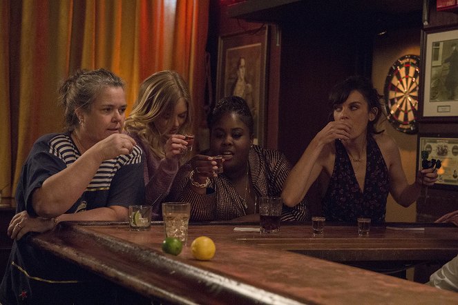 SMILF - Mark's Lunch & Two Cups of Coffee. - Photos - Rosie O'Donnell, Samara Weaving, Raven Goodwin, Frankie Shaw