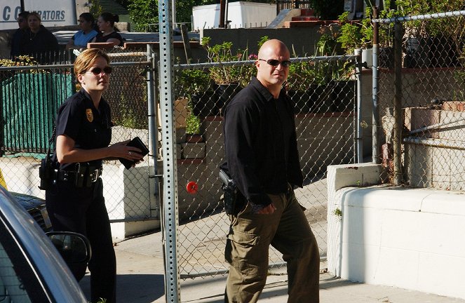 The Shield - Season 3 - Posse Up - Photos - Catherine Dent, Michael Chiklis