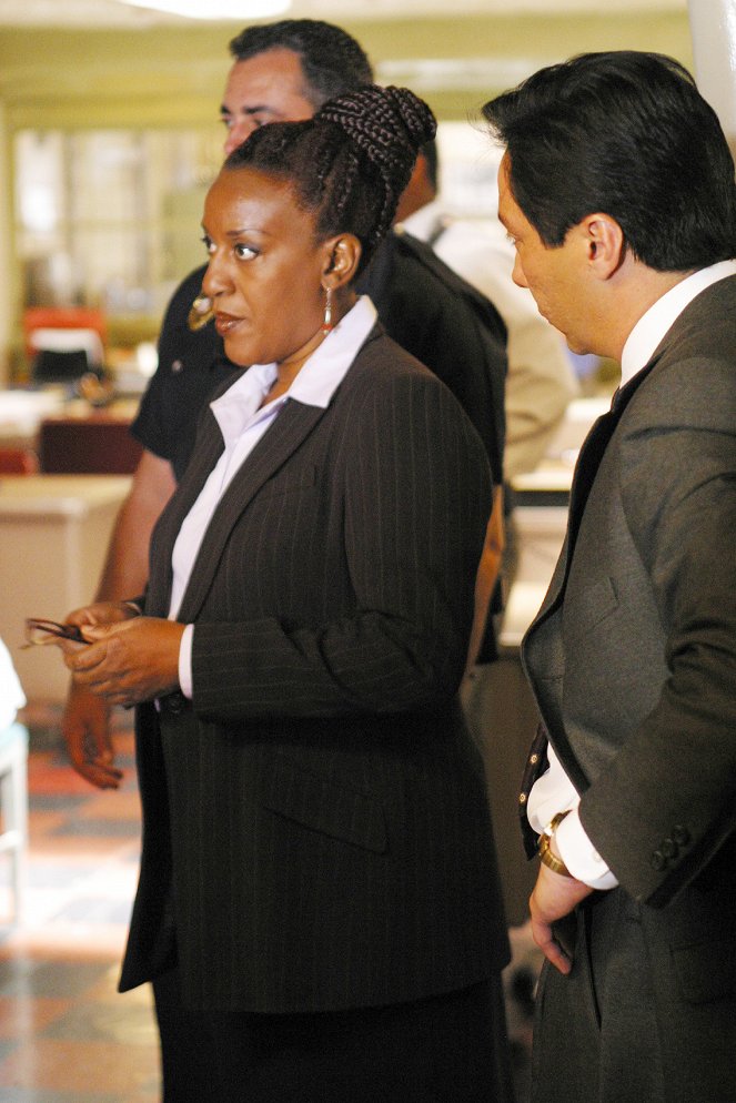 The Shield - Cracking Ice - Photos - CCH Pounder