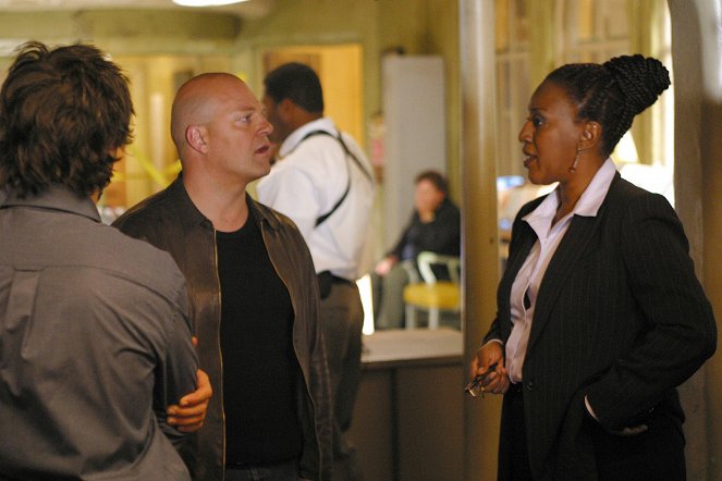The Shield - Season 3 - Cracking Ice - Photos - Michael Chiklis, CCH Pounder