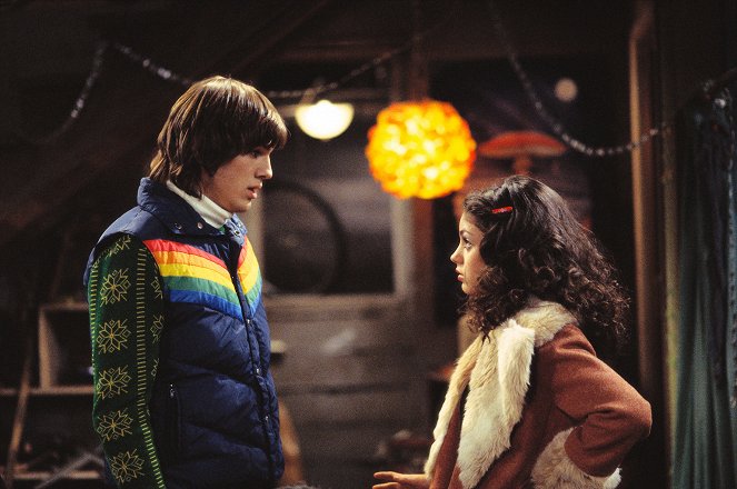 Różowe lata 70. - Season 1 - Wyjazd na narty - Z filmu - Ashton Kutcher, Mila Kunis