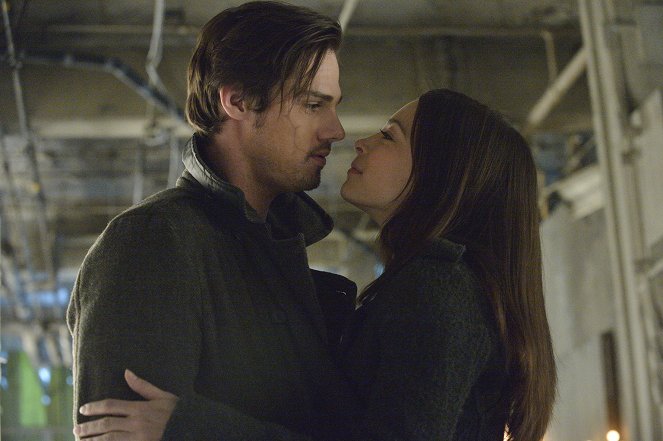 Beauty and the Beast - Season 1 - Playing with Fire - Photos - Jay Ryan, Kristin Kreuk