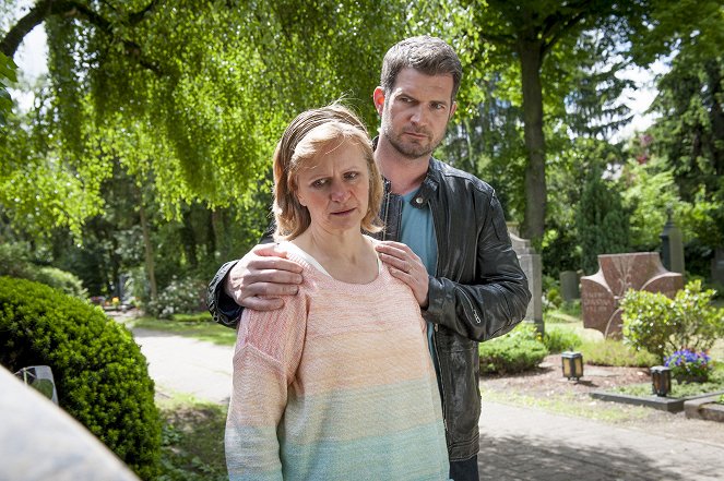 Herzensbrecher - Vater von vier Söhnen - Season 1 - Wunder - Z filmu - Johanna Gastdorf, Simon Böer