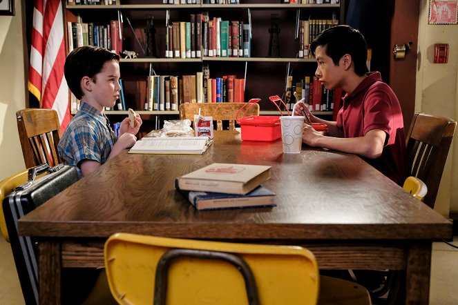 Young Sheldon - Dolomite, Apple Slices, and a Mystery Woman - Photos