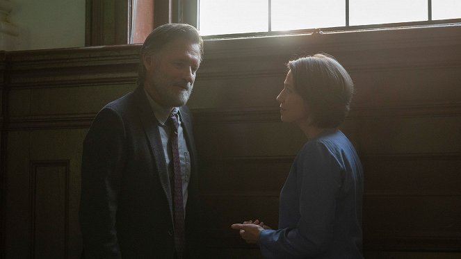 Grzesznik - Część V - Z filmu - Bill Pullman, Carrie Coon